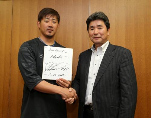松坂（左）の日本球界復帰に期待し握手する本紙評論家の杉本氏