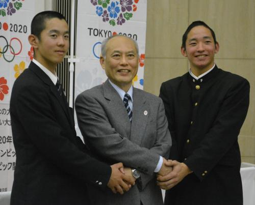 甲子園での健闘を誓う（左から）東海大菅生・江藤主将、舛添要一東京都知事、二松学舎大付・北本主将
