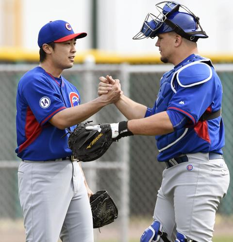 投球練習を終え、捕手と握手するカブス・和田