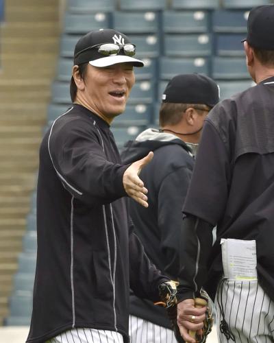 ヤンキースのキャンプに臨時コーチとして参加し、再会に笑顔を見せる松井秀喜氏