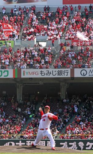 ＜広・ヤ＞「１５」のボードを掲げるファンを背に、８年ぶりに広島のマウンドに上がった黒田