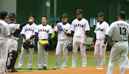 （左から）主将の嶋の話を真剣な表情で聞き入る又吉、松井裕、西野、藤浪、大瀬良、中田ら