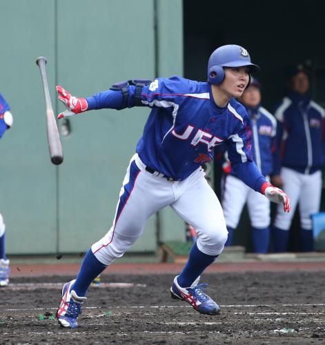 ＜ＪＲ東日本・ＪＦＥ東日本＞２回２死満塁、ＪＦＥ東日本・内藤が右翼線に適時二塁打を放つ