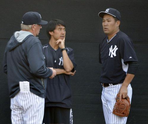 ブルペンでの投球練習を終え、ロスチャイルド投手コーチ（左）と話すヤンキース・田中（右）