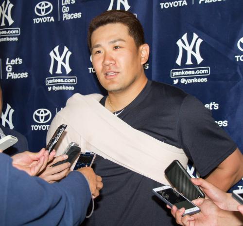 ブルペン投球練習後、笑顔で記者の質問に答える田中