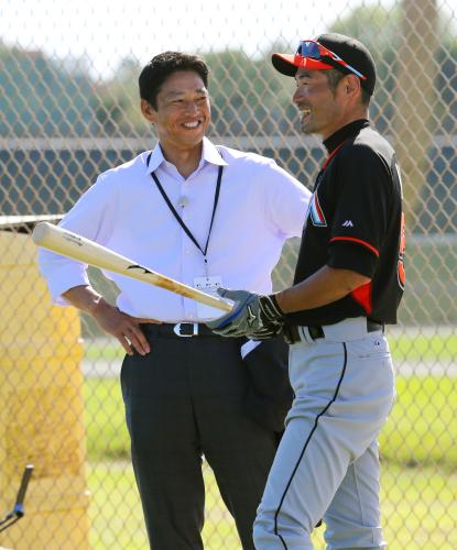 キャンプを訪れた田口壮氏（左）と練習の合間に談笑するマーリンズのイチロー