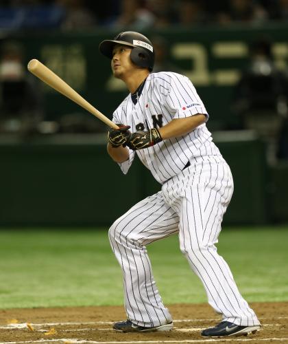 ＜侍ジャパン・欧州代表＞８回無死一塁レフトへの大飛球を打ち打球を見送る中田
