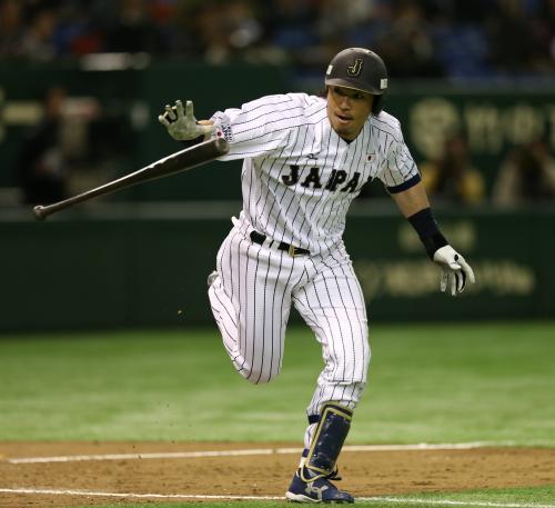 ＜侍ジャパン・欧州代表＞８回無死二、三塁、同点の右前適時打を放つ松田