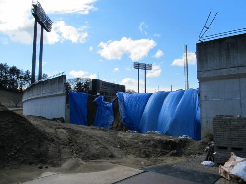 昨年１０月の台風で倒壊した「いわきグリーンスタジアム」の左翼席外壁