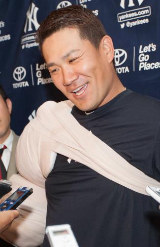 ＜ヤンキース・ブレーブス＞オープン戦初登板を終え、記者の質問に笑顔で答える田中