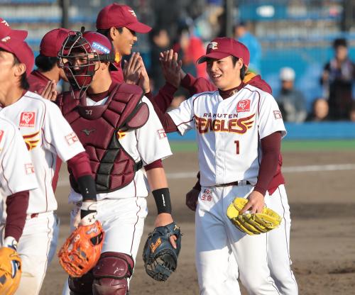 ＜楽・ヤ＞９回２死一、二塁のピンチを切り抜けた松井裕（右）は、出迎えにウイニングボールを持ったまま笑顔で応える