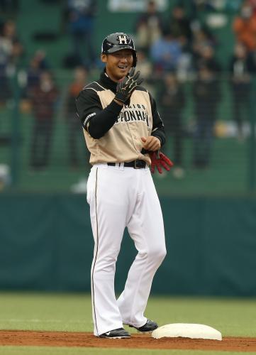 ＜西・日＞１回２死三塁、先制の左前適時二塁打を放った中田は笑顔を見せる