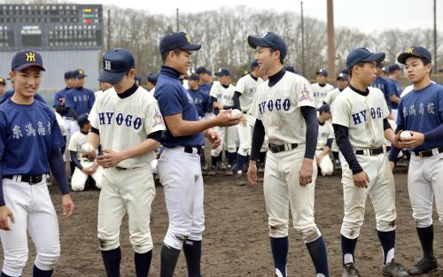 練習試合後に沖縄・糸満高の選手からボールを贈られる兵庫高の選手