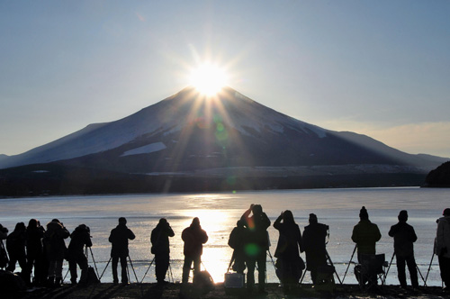 山梨県の山中湖から見える通称「ダイヤモンド富士」