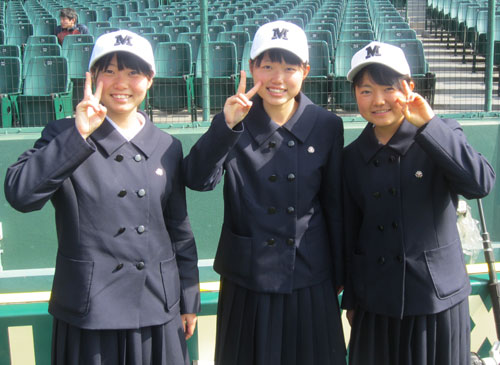 松山東のマネジャー（左から）森脇夢さん、青野輝邦さん、石丸美樹さん