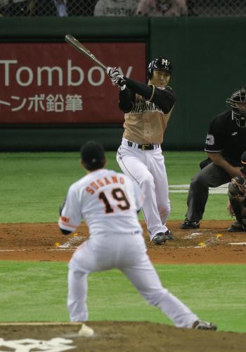 ＜巨・日＞２回２死満塁、巨人・菅野から中越え３点適時二塁打を放つ日本ハム・田中