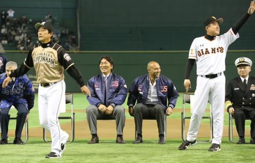 ＜巨・日＞松井氏とジーター氏の記念撮影に選手を呼ぶ栗山監督（左）と原監督（右）