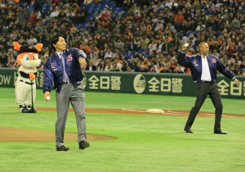 ＜巨・日＞試合前、ジーター氏（右）と始球式をする松井氏