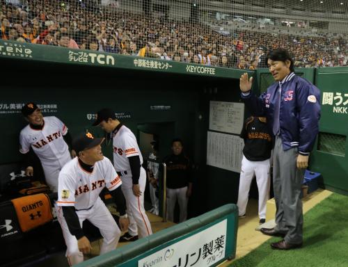 ＜巨・日＞始球式を務めた松井氏（右端）は原監督（左端）らナインに声をかける