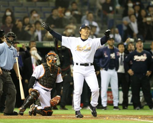 本塁打競争で、松井氏はジーター氏（右奥）の目の前で特大の本塁打を放つ
