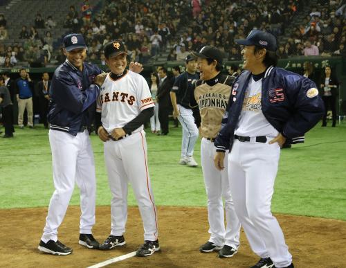 談笑する（左から）ジーター氏、原監督、栗山監督、松井氏