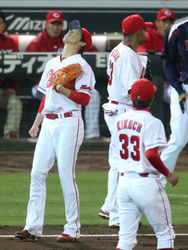 ＜広・ヤ＞３回無死、前田健は川端の一塁への打球でベースカバーが遅れ内野安打を許し天を仰ぐ