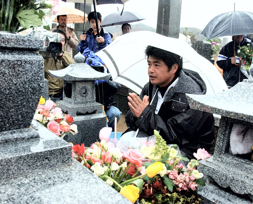 ０２年、藤井さんの墓前で手を合わせる工藤
