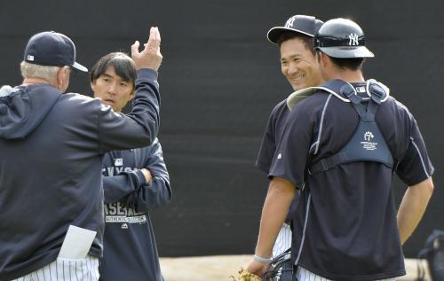 ブルペンでの投球練習を終え、ロスチャイルド投手コーチ（左端）と笑顔で話すヤンキース・田中