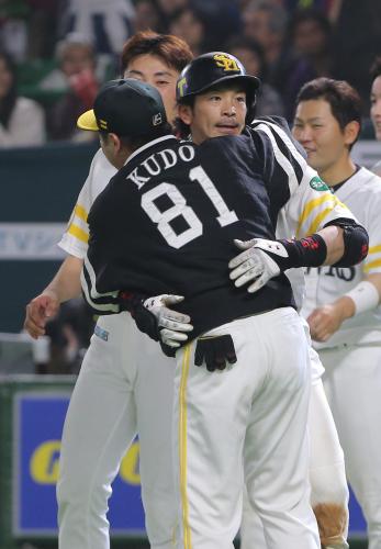 ＜ソ・オ＞延長１０回１死、左越えサヨナラ本塁打を放った松田とハグする工藤監督