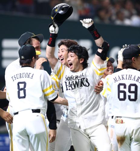 ＜ソ・オ＞１０回１死、サヨナラ本塁打を放った松田は大喜びで輪に跳び込む