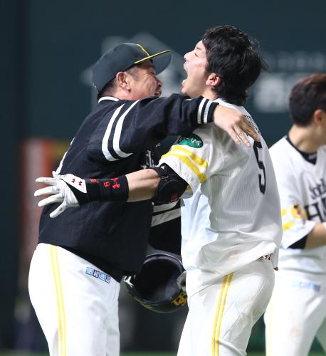 ＜ソ・オ＞１０回１死、サヨナラ本塁打を放った松田（右）と抱き合って喜ぶ工藤監督