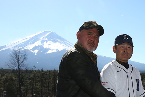 昨年１２月に故郷・山梨のイベントで西武・田辺監督（右）は武藤敬司と富士山を背に記念撮影