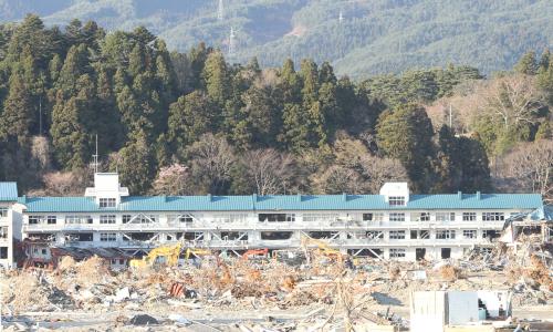 震災直後の高田高校舎。裏山のさらに奥に新校舎ができた（（２０１１年４月１７日撮影）