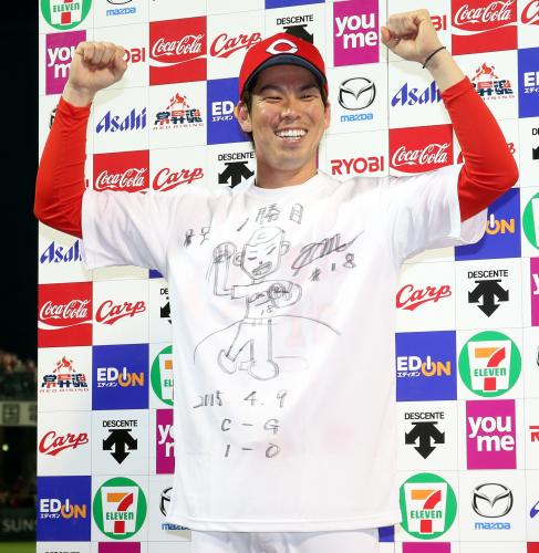 ＜広・巨＞お立ち台で自ら投球する姿を描いたＴシャツを着る前田健。ファンにプレゼントした