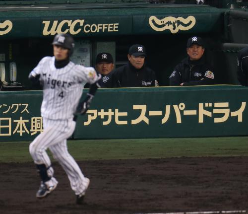 ＜神・Ｄ＞８回２死一、三塁、好機で上本が中飛に倒れ、和田監督（右から２人目）も厳しい表情