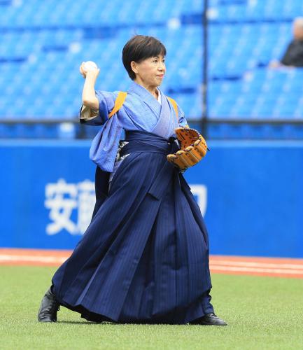 ＜東大・明大＞東京六大学野球開幕戦始球式を行う法大・田中優子総長