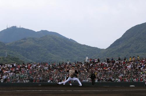 ＜ソ・日＞山々が目をひく藤崎台球場で力投する大谷