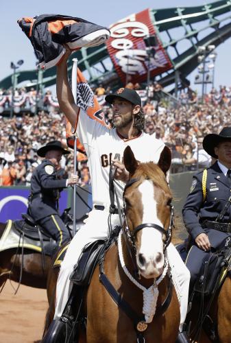 今季ホーム開幕戦、馬に乗ってチャンピオンシップフラッグを掲げるジャイアンツのバムガーナー（ＡＰ）