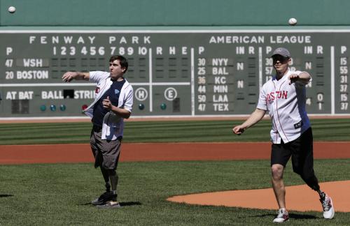 ボストン・マラソンで起きた連続爆破テロで負傷した男性２人がレッドソックス戦で始球式を務めた（ＡＰ）