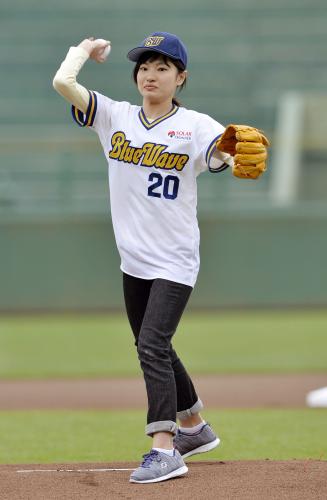 プロ野球オリックス―西武で始球式を務める村中彩さん。生後２カ月で阪神大震災に遭った