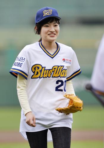 プロ野球オリックス―西武で始球式を務め、笑顔の村中彩さん。生後２カ月で阪神大震災に遭った