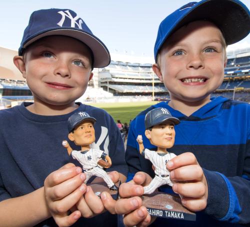 ＜ヤンキース・レイズ＞配られた田中のバブルヘッド人形を手に「早く良くなって」と笑顔の双子