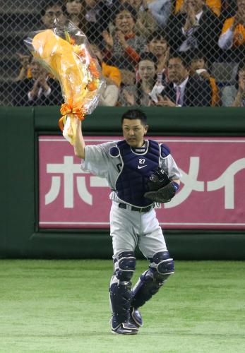 ＜巨・中＞３０００試合出場を達成した中日・谷繁兼任監督は花束を手にファンの声援に応える