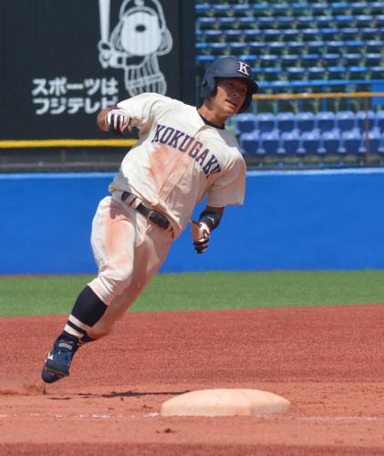 ９回１死一塁から国学院大・久保田の安打で三塁を回る柴田