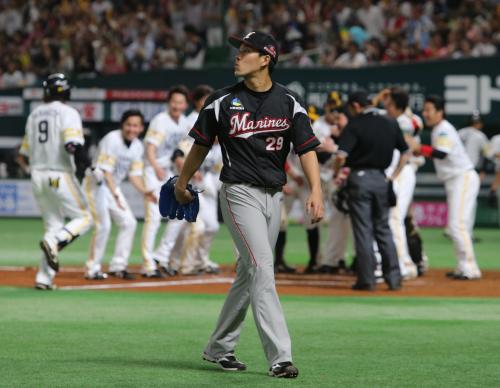 ＜ソ・ロ＞延長１１回１死、柳田にサヨナラ本塁打を打たれガックリ引き揚げる西野