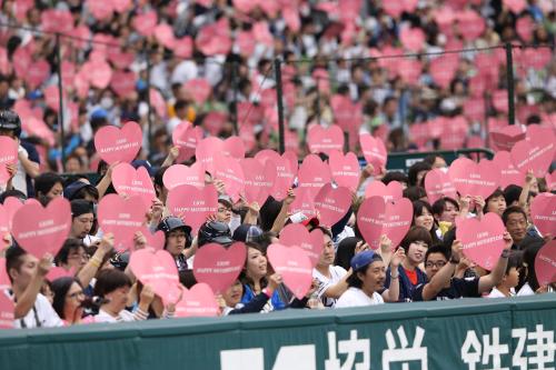 ＜西・オ＞試合前、客席にはハート型のピンク色のボードが掲げられた