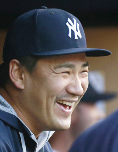 試合前、ベンチで笑顔を見せるヤンキース・田中。うっすらと伸びた口ひげが…