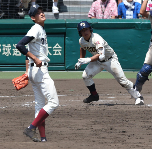 １２年夏の甲子園決勝で９回、大阪桐蔭の藤浪（左）から中前打を放つ光星学院の田村