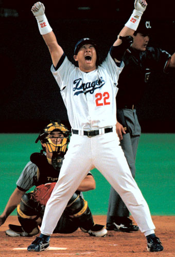 ９９年９月２６日、阪神戦で逆転サヨナラ３ランを放ち絶叫する中日の山崎武司