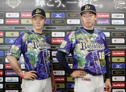 「Ｂｓ夏の陣２０１５」の特別ユニホームを着用し、ポーズをとるオリックスのＴ―岡田（左）と平野佳